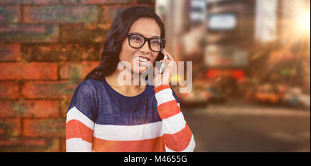 Zusammengesetztes Bild asiatische Frau auf einen Anruf Stockfoto