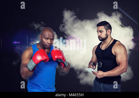 Zusammengesetztes Bild starke Freunde mit Kettlebells zusammen Stockfoto