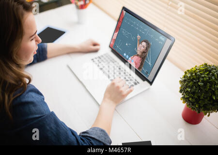 Zusammengesetztes Bild hübsche Hipster mit Kreide schreiben Stockfoto