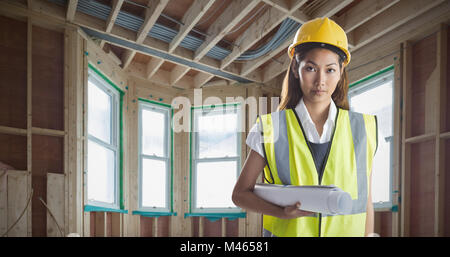 Zusammengesetztes Bild des Architekten Frau mit gelben Helm und Pläne Stockfoto