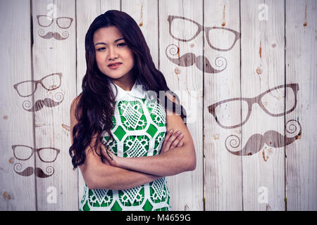 Zusammengesetztes Bild asiatische Frau mit verschränkten Armen Stockfoto