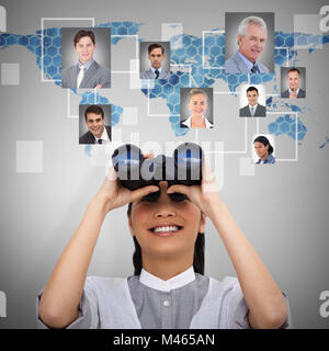 Zusammengesetztes Bild der visionäre Geschäftsfrau Blick durch ein Fernglas Stockfoto