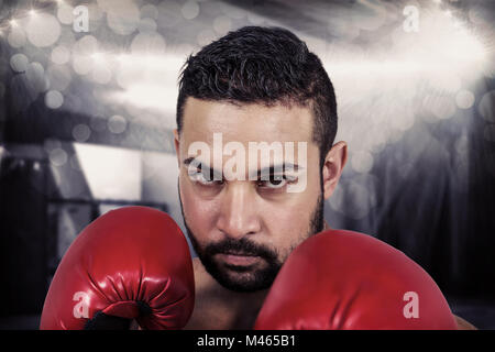 Zusammengesetztes Bild der muskulösen Mann Boxen in Handschuhe Stockfoto