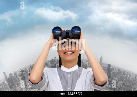 Zusammengesetztes Bild der visionäre Geschäftsfrau Blick durch ein Fernglas Stockfoto