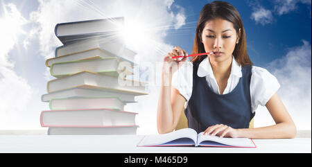 Zusammengesetztes Bild des nachdenklichen Geschäftsfrau lesen Stockfoto