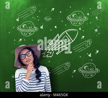 Zusammengesetztes Bild des lächelnden Asiatin mit Hut mit Bleistift Stockfoto