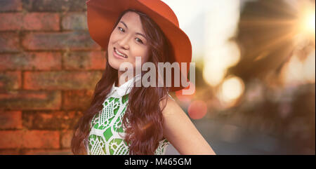 Zusammengesetztes Bild asiatische Frau mit Hut, posiert für die Kamera Stockfoto