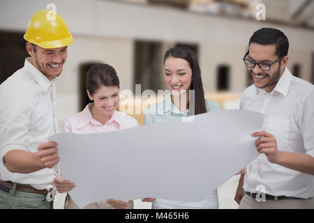 Zusammengesetztes Bild lässig Architektur Team zusammen zu arbeiten Stockfoto