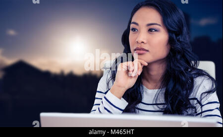 Zusammengesetztes Bild des nachdenklichen Asiatin mit Finger am Kinn Stockfoto