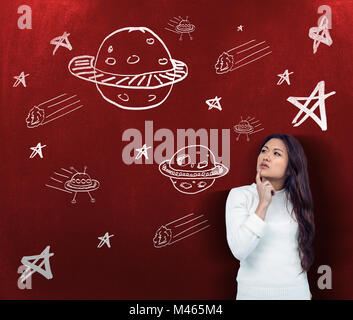 Zusammengesetztes Bild des nachdenklichen Asiatin mit Finger am Kinn Stockfoto