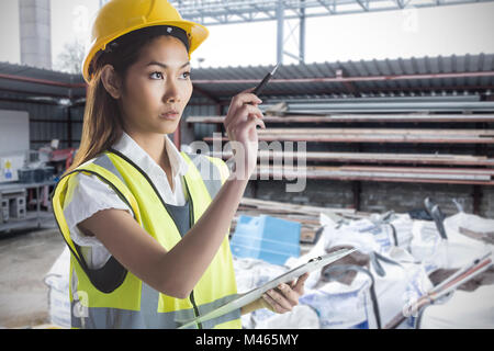 Zusammengesetztes Bild des Architekten Frau mit gelben Helm und Pläne Stockfoto