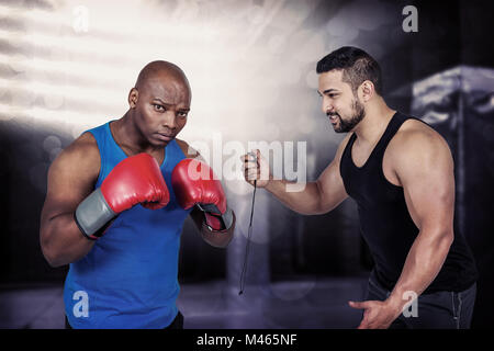 Zusammengesetztes Bild starke Freunde mit Kettlebells zusammen Stockfoto