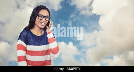 Zusammengesetztes Bild asiatische Frau auf einen Anruf Stockfoto
