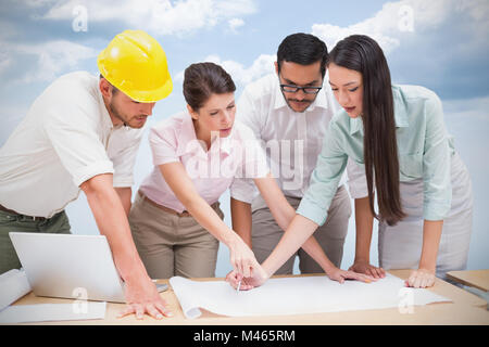 Zusammengesetztes Bild des Architektur Teams arbeiten zusammen an der Rezeption Stockfoto