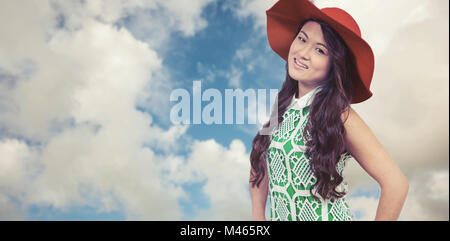 Zusammengesetztes Bild asiatische Frau mit Hut, posiert für die Kamera Stockfoto