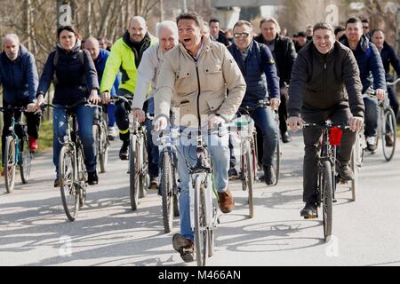 Italien, Florenz, 11. Februar 2018: die ehemaligen italienischen Premier- und PD-Parteichef Matteo Renzi auf dem Fahrrad während einer Kundgebung in Florenz. Phot Stockfoto