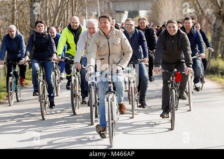 Italien, Florenz, 11. Februar 2018: die ehemaligen italienischen Premier- und PD-Parteichef Matteo Renzi auf dem Fahrrad während einer Kundgebung in Florenz. Phot Stockfoto