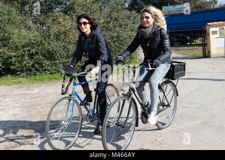 Italien, Florenz, 11. Februar 2018: (L) PD-party Leader's Renzi Frau, Agnese Landini, auf dem Fahrrad mit Ihrem(R) Freund, während ein Wahlsystem Rallye in Flor Stockfoto