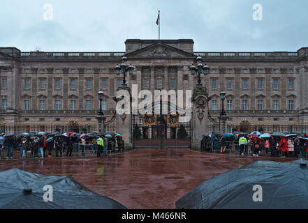 Warten auf die Wachablösung am Buckingham Palace. London, Großbritannien Stockfoto