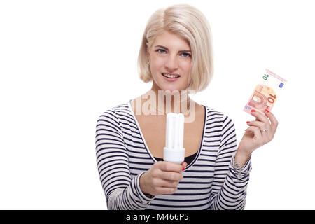 Frau hält eine umweltfreundliche Glühlampe Stockfoto