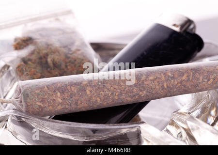 Nahaufnahme von Marihuana und Rauchutensilien Stockfoto