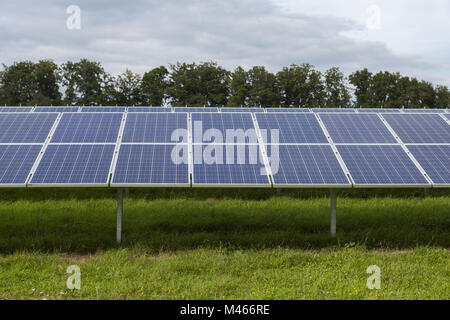 Feld mit blauen Siliciom Solarzellen Alternativenergie Stockfoto