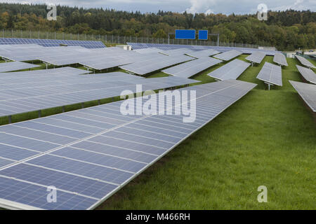 Feld mit blauen Siliciom Solarzellen Alternativenergie Stockfoto