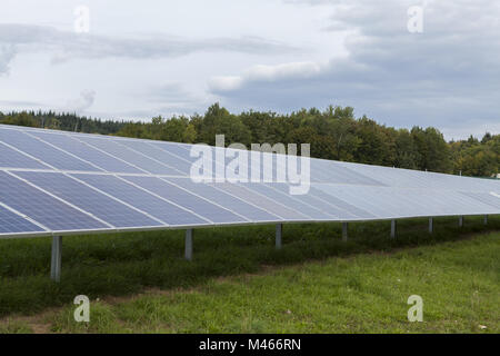 Feld mit blauen Siliciom Solarzellen Alternativenergie Stockfoto