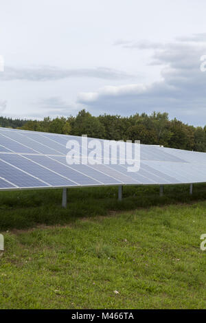 Feld mit blauen Siliciom Solarzellen Alternativenergie Stockfoto