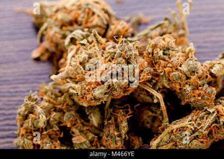 Getrocknete Blätter Marihuana auf dem Tisch hautnah Stockfoto