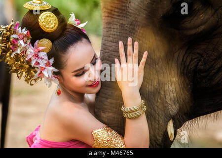 Hübsche Thai Girl im traditionellen thailändischen Kleid mit Elephant Stockfoto