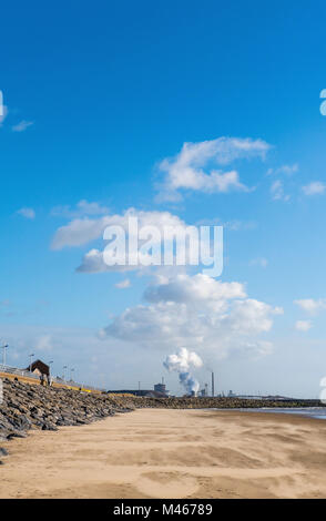 Aberavon Beach in der Nähe von Port Talbot mit dem Stahl arbeitet im Hintergrund, South Wales Stockfoto
