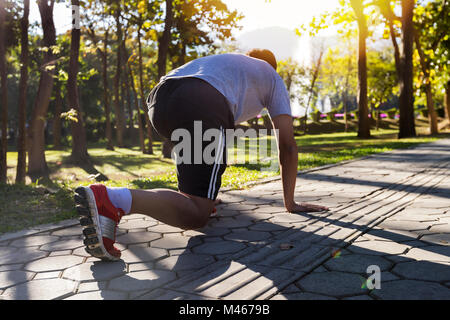 Bereit zu gehen! Close up 7/8 niedrigen Winkel Foto der Schuh des Athleten Mann in Laufen darstellen auf dem Weg in den Park. Stockfoto