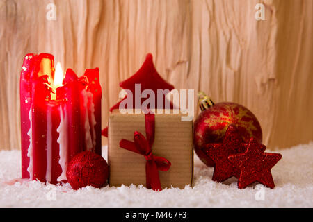 Kerze Advent und Weihnachten Dekoration isoliert auf Holz. Stockfoto