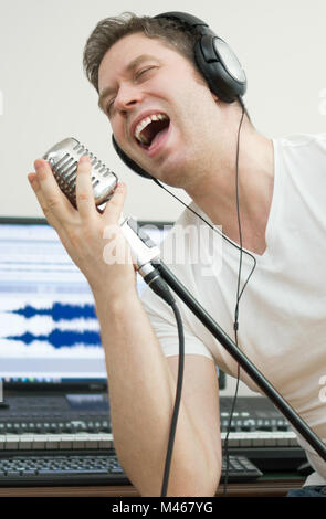 Stattlicher Mann mit der Aufnahme eines Songs im Music Studio. Stockfoto