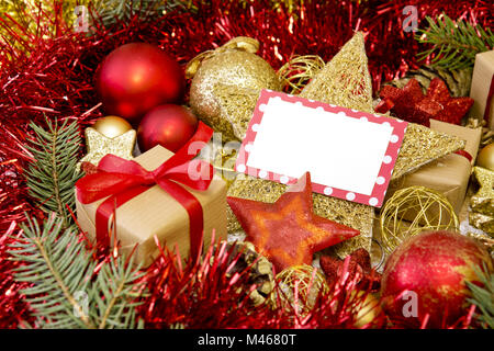 Leere Weihnachtskarte mit Geschenken, Santa Hut und Dekoration. Stockfoto