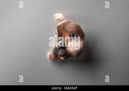 Verbrannt Puppe Gesicht Riss von seinem Körper Stockfoto