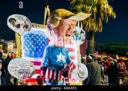 VIAREGGIO, ITALIEN - Jan 27: Donald Trump, usa Präsident, ist satirycally auf der öffnung Parade der 145. Ausgabe des Karnevals Am 27. ja dargestellt Stockfoto