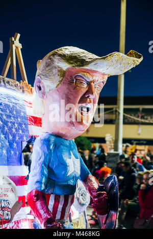 VIAREGGIO, ITALIEN - Jan 27: Donald Trump, usa Präsident, ist satirycally auf der öffnung Parade der 145. Ausgabe des Karnevals Am 27. ja dargestellt Stockfoto