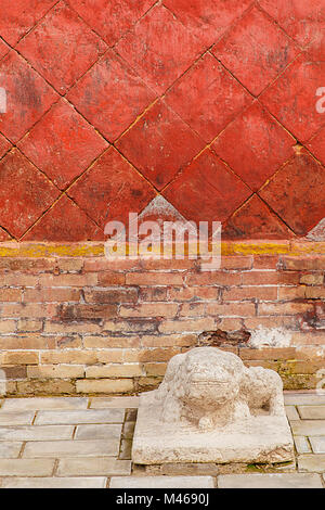 Stein Frosch auf rote Wand, Xian - China Stockfoto