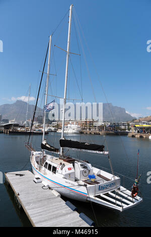 Yacht günstig im Hafen von Kapstadt mit Blick auf den Tafelberg. Südafrika 2017 Stockfoto