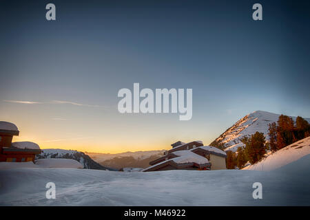 Winter sunset Landschaft bei Belle Plagne Skigebiet La Plagne, Savoyen, Frankreich. Credit: Malcolm Park/Alamy. Stockfoto