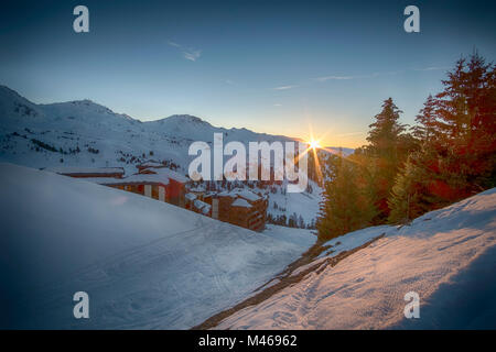 Winter sunset Landschaft bei Belle Plagne Skigebiet La Plagne, Savoyen, Frankreich. Credit: Malcolm Park/Alamy. Stockfoto