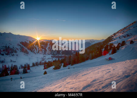 Winter sunset Landschaft bei Belle Plagne Skigebiet La Plagne, Savoyen, Frankreich. Credit: Malcolm Park/Alamy. Stockfoto