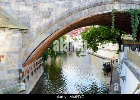 Prag, Tschechische Republik - 25. Juli 2017: Kanäle und Boot vorbei unter der Karlsbrücke in Prag Stockfoto