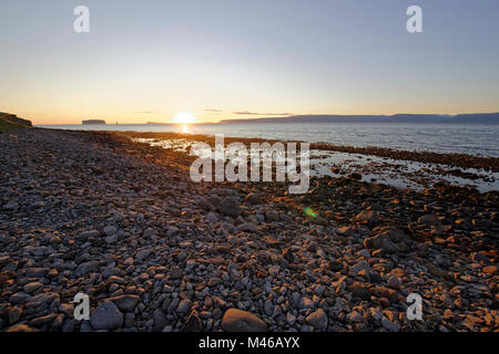 Drangey ist eine unbewohnte Insel, günstiges, sterben in der Mitte des Fjordes Skagafjörður Novalja ist. Stockfoto