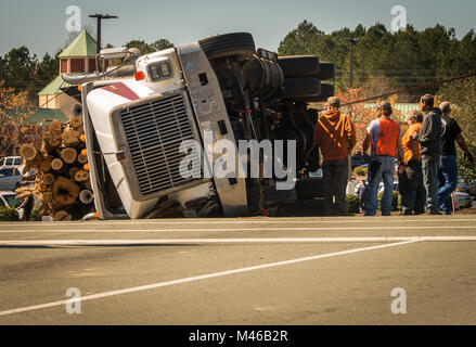 Logging Truck auf Nord-Carolina Landstraße umgeworfen mit Arbeitnehmern bis Reinigung.. Stockfoto