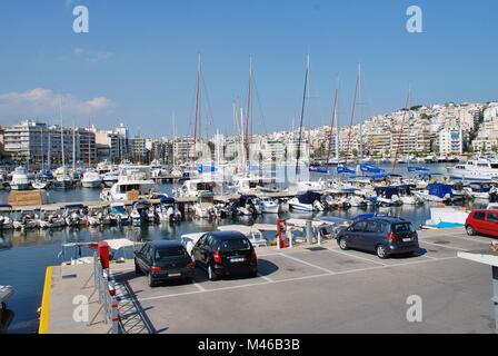 Boote in der Zea Marina am Hafen Piräus in Athen, Griechenland am 24. April 2017. Die 670 berth Marina wurde komplett aktualisiert und im Jahr 2004 renoviert. Stockfoto