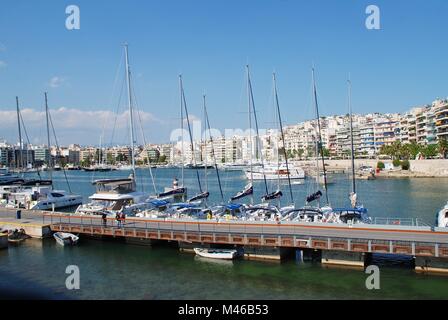 Boote in der Zea Marina am Hafen Piräus in Athen, Griechenland am 24. April 2017. Die 670 berth Marina wurde komplett aktualisiert und im Jahr 2004 renoviert. Stockfoto