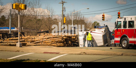 Logging Truck auf Nord-Carolina Landstraße umgeworfen mit Arbeitnehmern bis Reinigung.. Stockfoto